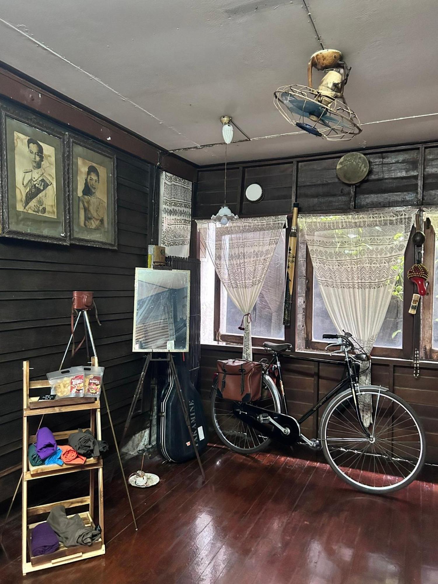 Chest'S Place Bangkok Bagian luar foto